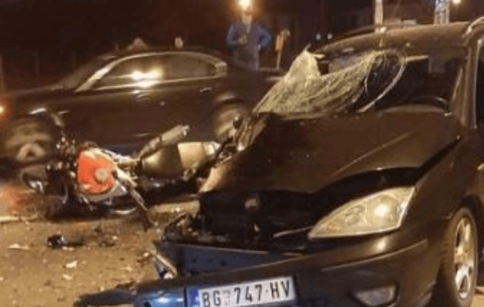 UŽASNA NEREĆA KOD SKOJEVSKOG NASELJA: U sudaru SMRSKAN MOTOR, vozač ležao NEPOMIČNO na asflatu (FOTO) 